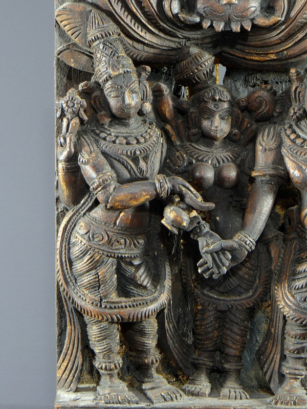 Inde, XXème siècle,  panneau de char en bois sculpté représentant le mariage de Meenakshi.