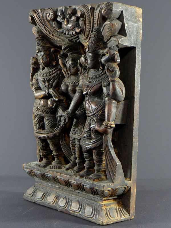 Inde, XXème siècle,  panneau de char en bois sculpté représentant le mariage de Meenakshi.