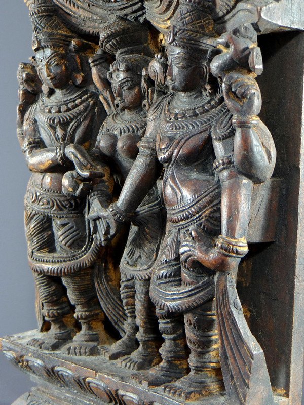 Inde, XXème siècle,  panneau de char en bois sculpté représentant le mariage de Meenakshi.