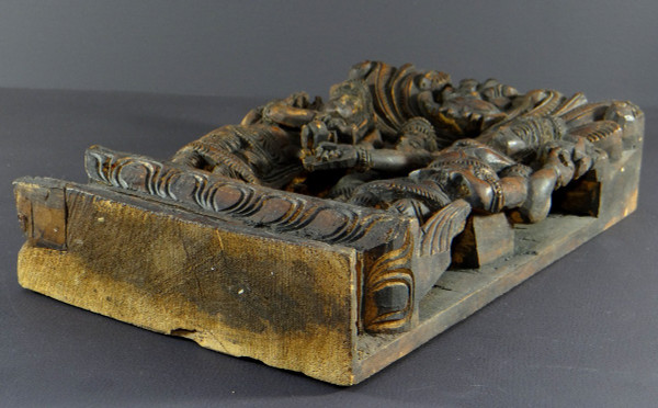 Inde, XXème siècle,  panneau de char en bois sculpté représentant le mariage de Meenakshi.