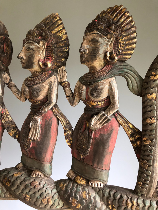 Panneau mural en bois sculpté polychrome à double Naga et 9 divinités milieu XXème siècle 