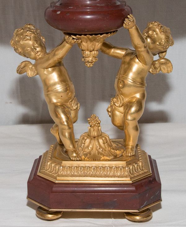 Königliche Rote Marmorschale Und Putti Aus Vergoldeter Bronze Circa 1860