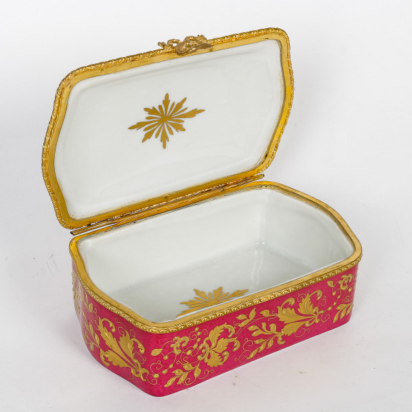 A Limoge porcelain box