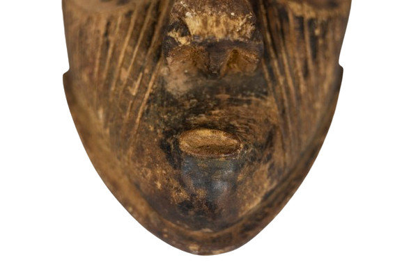 Maschera africana "Kuba Babuka" in legno e pigmenti. XX secolo.