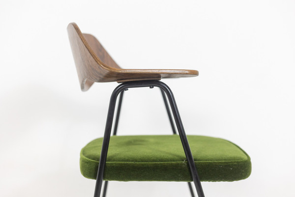 Robin Day. Fauteuil en métal noir et contreplaqué courbé. Années 1950.