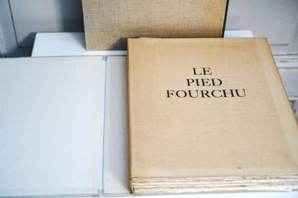 CURIOSA: René BOYLESVE, „LE PIED FOURCHU“ Illustrationen von P-E BÉCAT