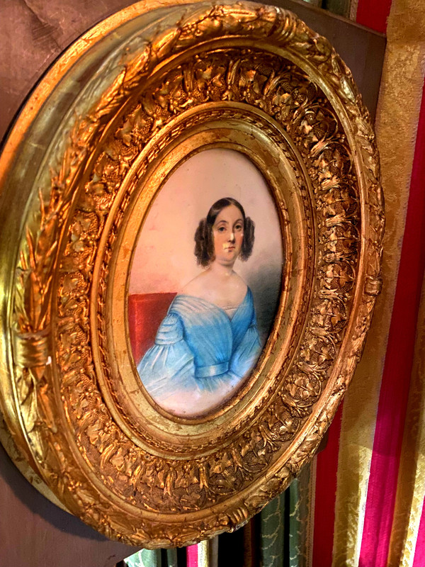 Portrait aru pastel d'une Dame de qualité d'Epoque louis Philippe dans un beau cadre de boiserie