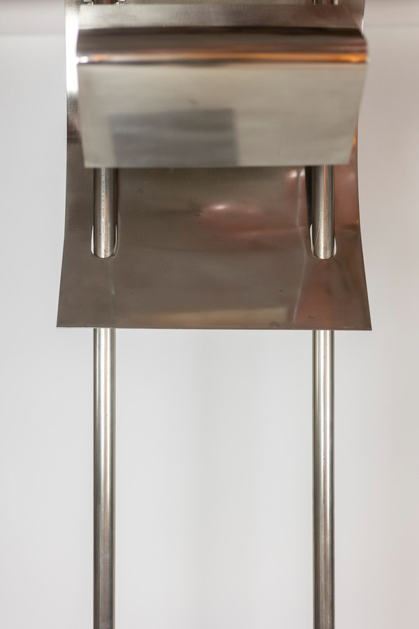 Geometric floor lamp in silver metal. 1980s.