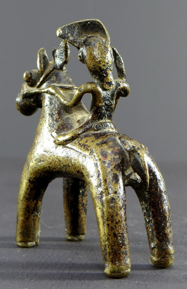 Indien, Ende des 19. Jahrhunderts, Tribal Art Reiterstatue aus Bronze, die einen Reiter darstellt.