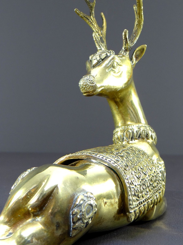 Thaïlande, Années 1960, Sculpture En Bronze Figurant Un Cerf Couché.