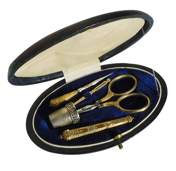 Piccolo set da cucito in vermeil con custodia in pelle della fine del XIX e inizio del XX secolo