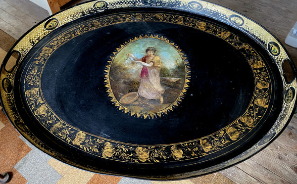 Exceptional large Napoleon III tray, oval painted sheet metal, decorated with gilded friezes and a painted scene.