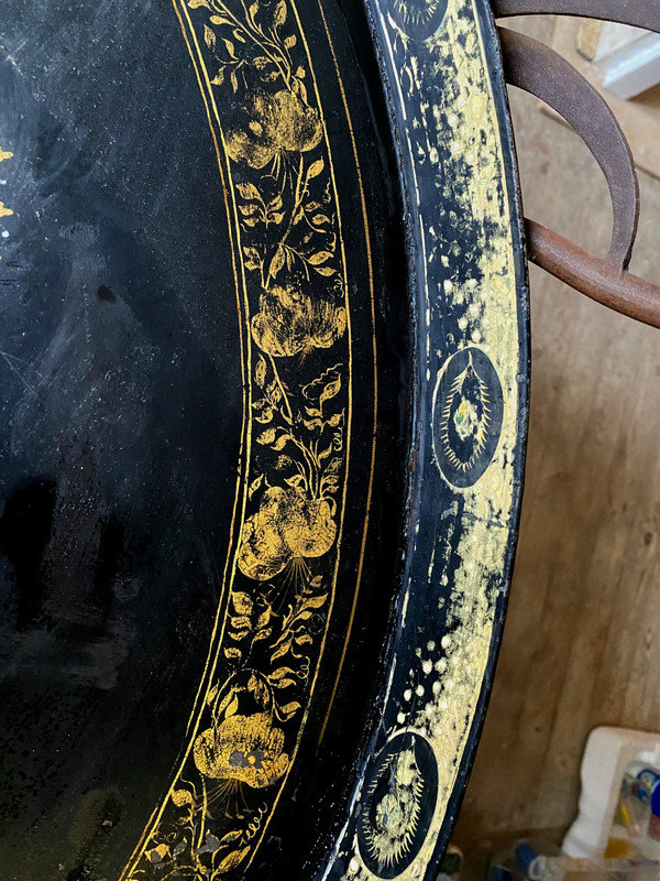 Exceptional large Napoleon III tray, oval painted sheet metal, decorated with gilded friezes and a painted scene.