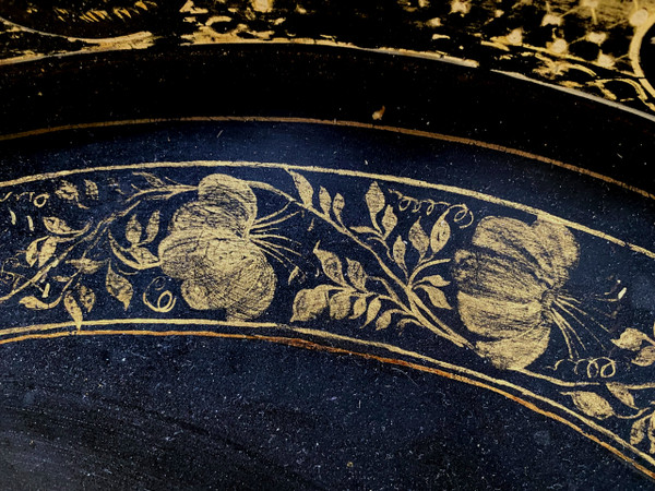 Exceptional large Napoleon III tray, oval painted sheet metal, decorated with gilded friezes and a painted scene.