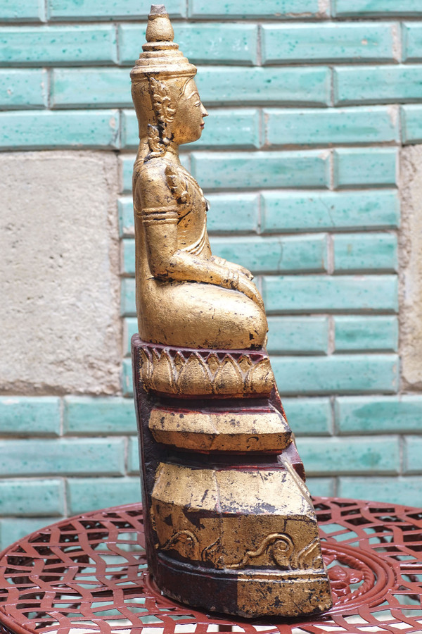 Bemerkenswerter Buddha aus Stein, vergoldet, Thailand