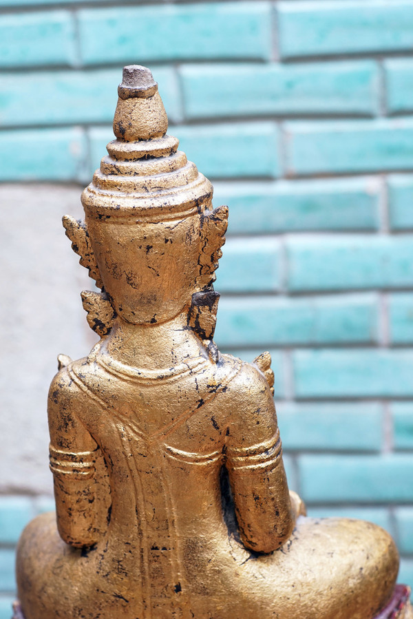 Bemerkenswerter Buddha aus Stein, vergoldet, Thailand