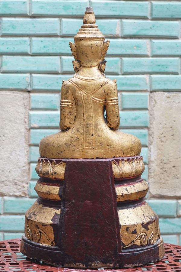 Bemerkenswerter Buddha aus Stein, vergoldet, Thailand