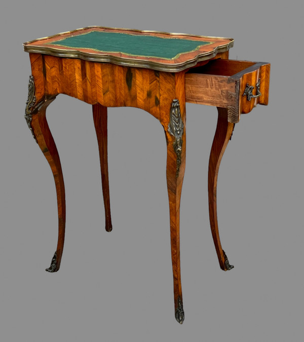 XIXth CENTURY LOUIS XV STYLE ESTAMPLED SALON TABLE / VIOLONED IN MARQUETRY