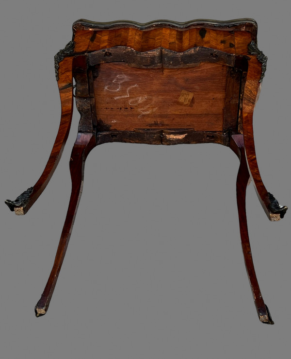 XIXth CENTURY LOUIS XV STYLE ESTAMPLED SALON TABLE / VIOLONED IN MARQUETRY