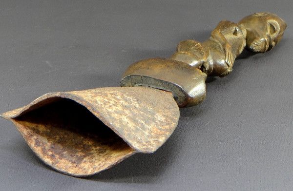 Côte D’ivoire, Peuple Baoulé, Années 1950, Cloche Cérémonielle Surmontée D’une Statue En Bois.