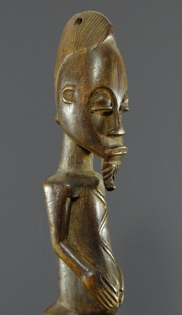 Côte D’ivoire, Peuple Baoulé, Années 1950, Cloche Cérémonielle Surmontée D’une Statue En Bois.