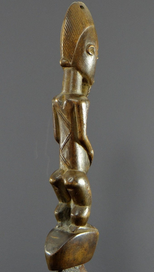 Côte D’ivoire, Peuple Baoulé, Années 1950, Cloche Cérémonielle Surmontée D’une Statue En Bois.