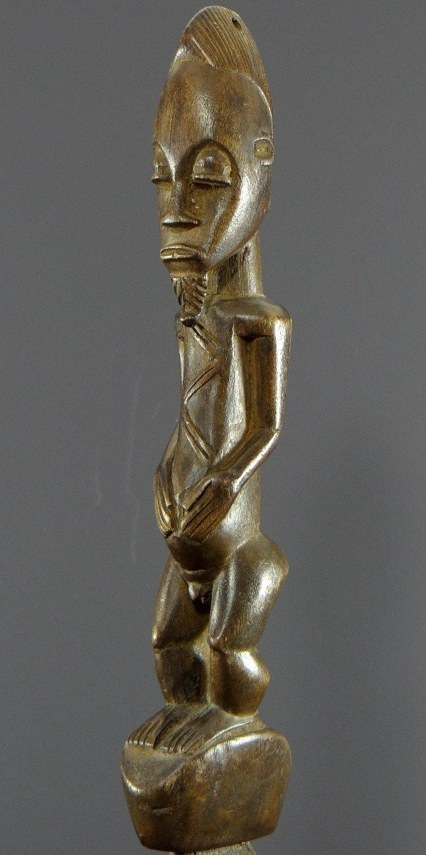 Côte D’ivoire, Peuple Baoulé, Années 1950, Cloche Cérémonielle Surmontée D’une Statue En Bois.