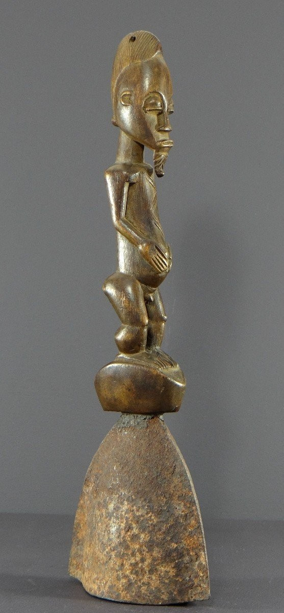 Côte D’ivoire, Peuple Baoulé, Années 1950, Cloche Cérémonielle Surmontée D’une Statue En Bois.