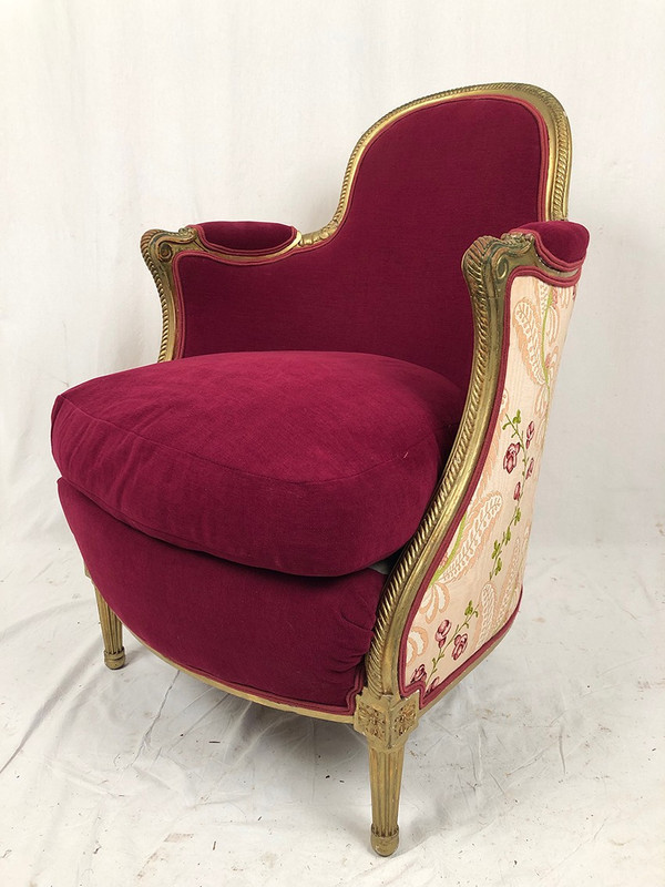 Bergère en bois doré garnie de soie à motifs de fleurs et velours fuchsia, art déco d’inspiration Lo