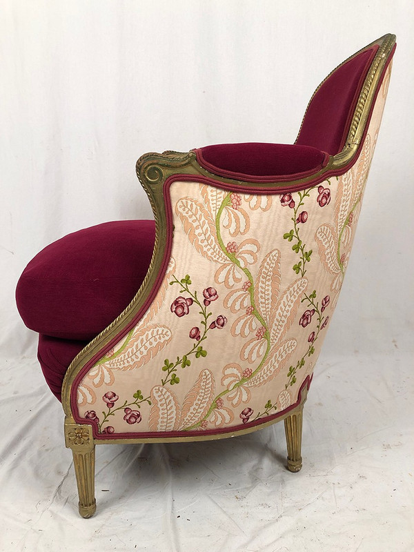 Bergère en bois doré garnie de soie à motifs de fleurs et velours fuchsia, art déco d’inspiration Lo