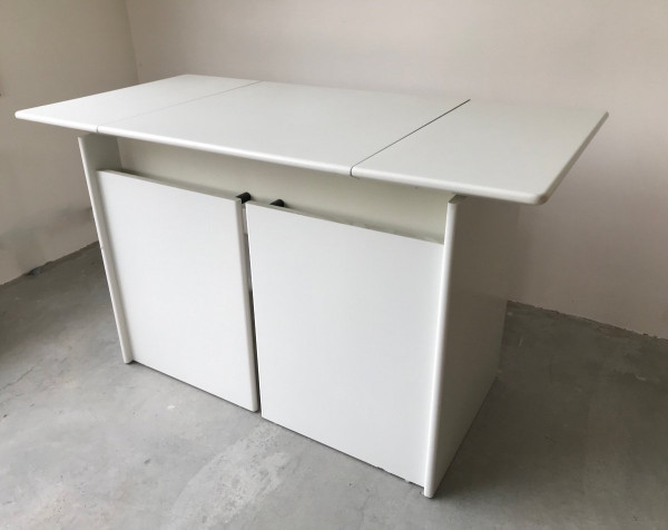 Coiffeuse/Bureau en bois laqué blanc, vers 1980.