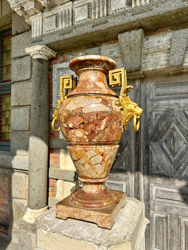 Important marble and gilded bronze vase from the 19th century