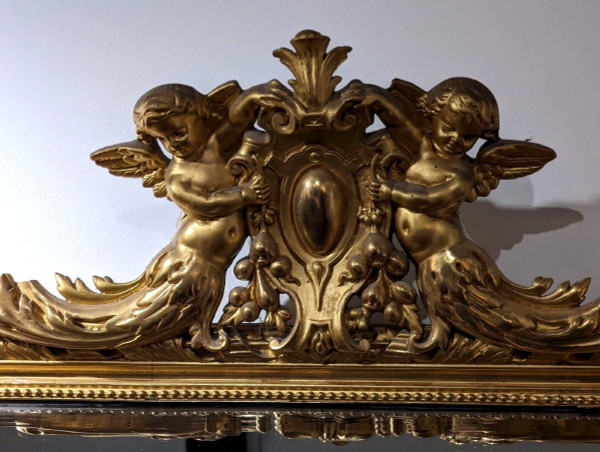 Grande Specchiera Chiusa Decorata con Putti Dorati a Foglia Oro