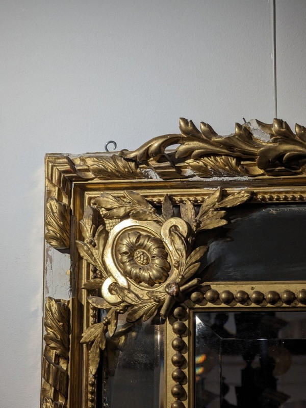 Grande Specchiera Chiusa Decorata con Putti Dorati a Foglia Oro