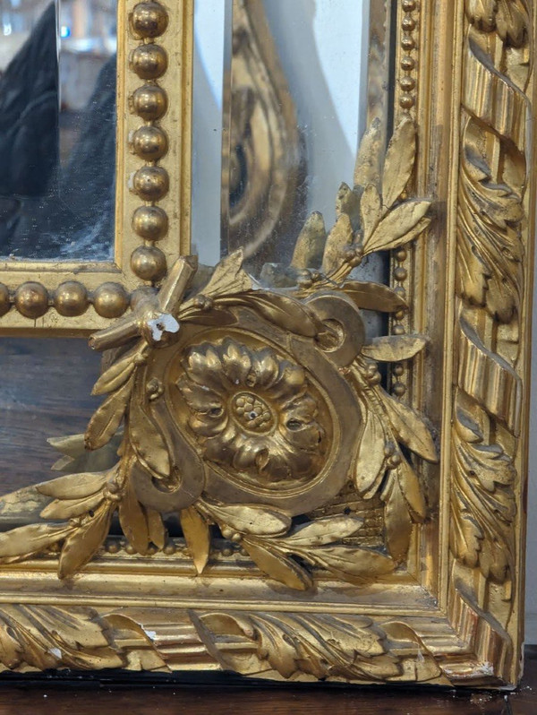 Grande Specchiera Chiusa Decorata con Putti Dorati a Foglia Oro