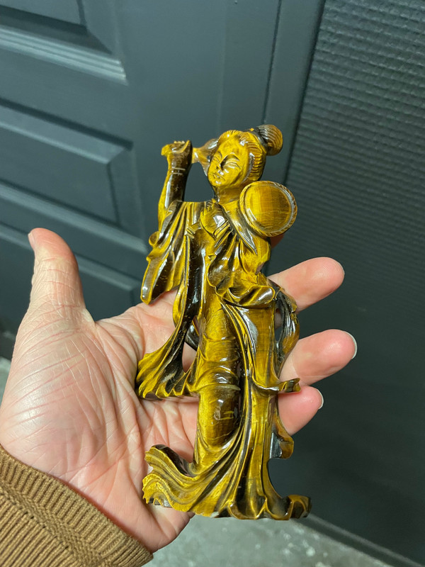 Cina - Scultura in pietra dura dell'occhio di tigre raffigurante una Guanyin del XX secolo