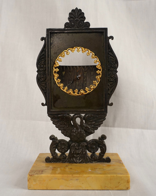 Porte montre en bronze et marbre jaune de Sienne, époque Empire Restauration vers 1820