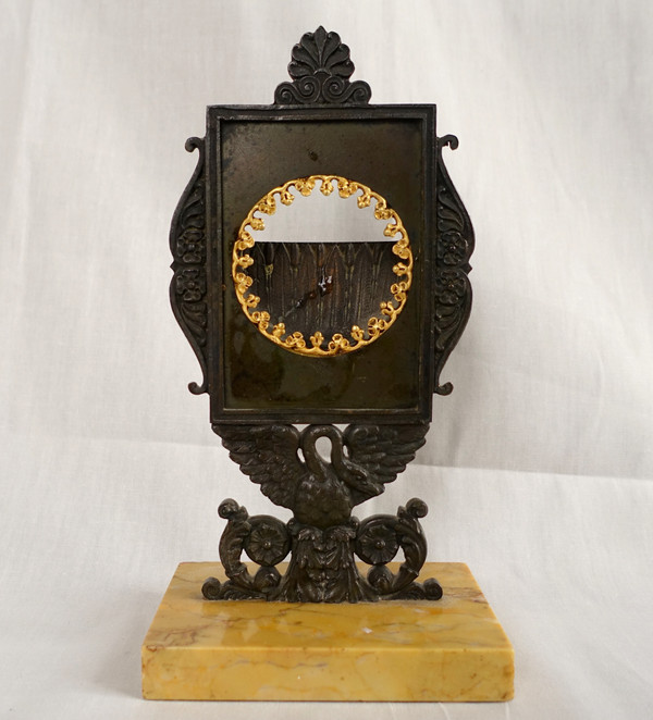 Porte montre en bronze et marbre jaune de Sienne, époque Empire Restauration vers 1820