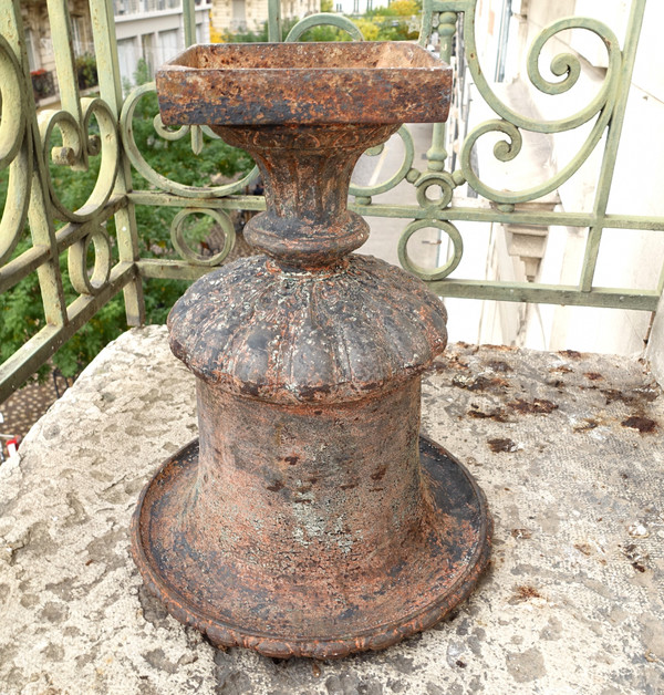 Paire de grands vases Medicis d'ornement / de jardin en fonte, époque XIXe siècle - 44cm