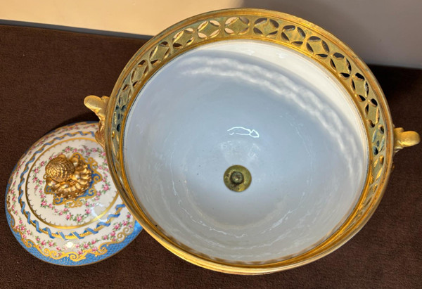 A bowl with lid, in Paris porcelain and gilded bronze, 20th century.