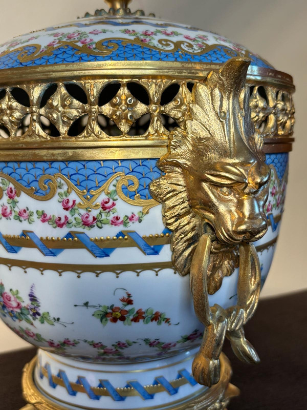 A bowl with lid, in Paris porcelain and gilded bronze, 20th century.