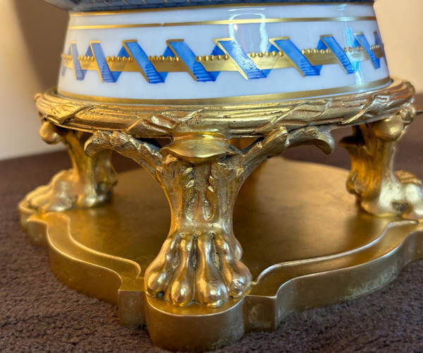 A bowl with lid, in Paris porcelain and gilded bronze, 20th century.