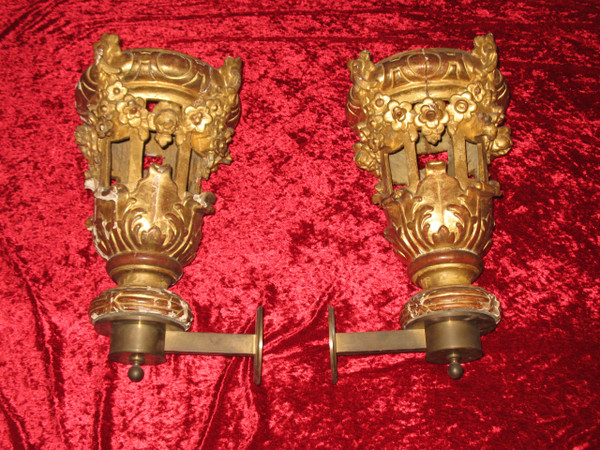 Pair of Medici-shaped vase lanterns in gilded wood, 18th century Louis XVI style