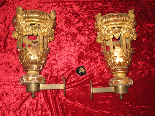 Pair of Medici-shaped vase lanterns in gilded wood, 18th century Louis XVI style