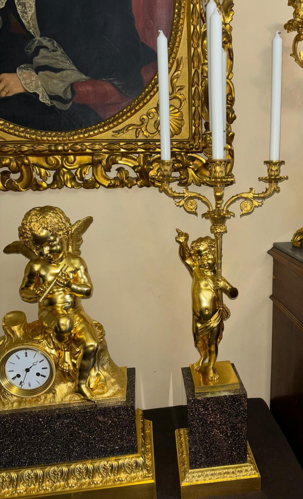 Eccezionale decorazione in bronzo dorato e porfido, Cupido che suona il flauto, del XIX secolo.