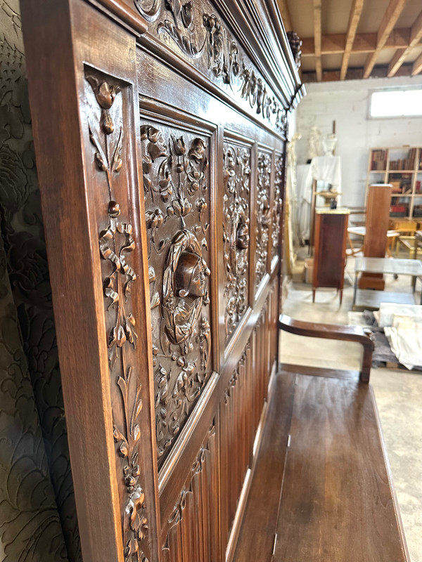 Renaissance style chest bench in walnut