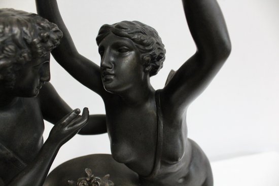  Pendolo in spelter "Psiche che incorona l'amore" secondo Claude Michallon - 1900