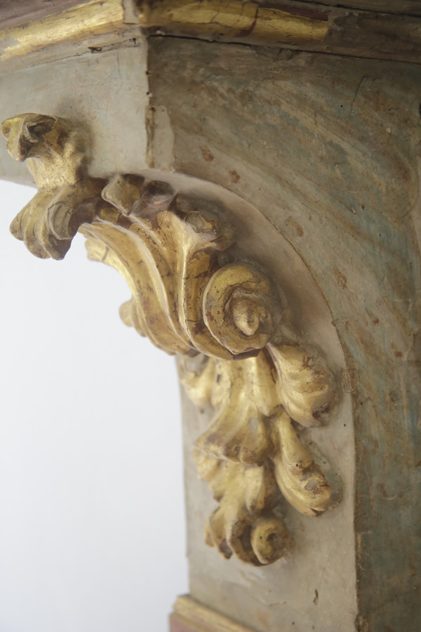 Console d'applique italienne en bois sculpté, doré et patine à l'imitation du marbre, XVIIIe