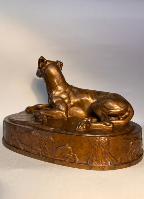 Grégoire GIRAUD. Liegender Hund in Bronze F. Barbedienne