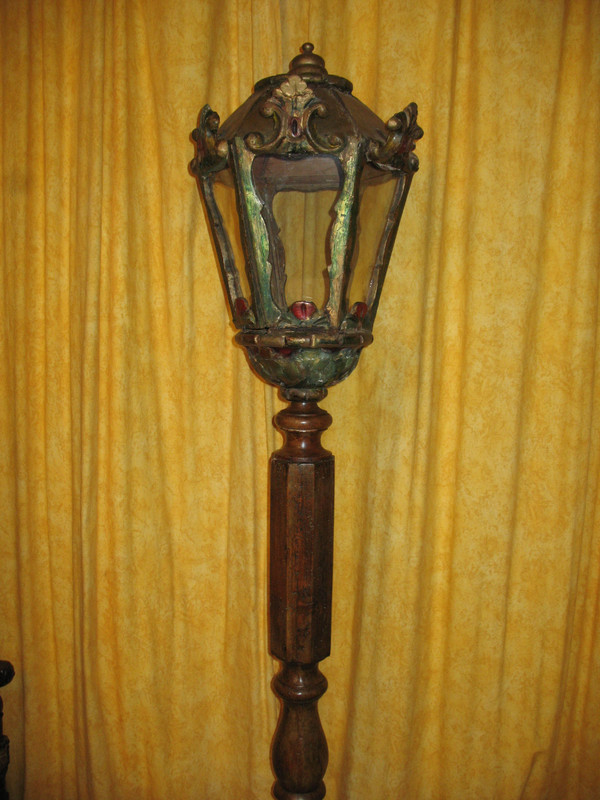 Polychrome wooden lantern with its 19th century base